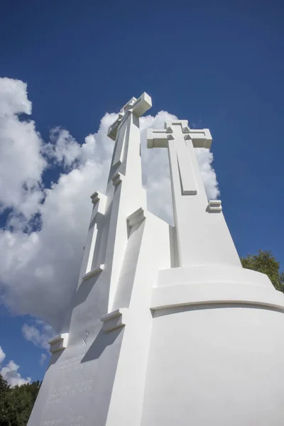 The Three Crosses monument overlooking Vilnius Old Town on sunset. Vilnius landscape from the Hill of Three Crosses, located in Kalnai Park. — Stock Photo, Image