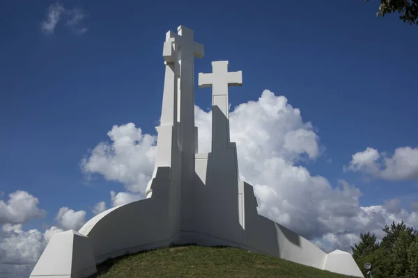 Le monument des Trois Croix surplombant la vieille ville de Vilnius au coucher du soleil. Paysage de Vilnius depuis la colline des Trois Croix, située dans le parc Kalnai . — Photo