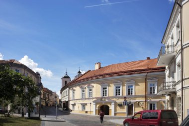 Bir balkon ve kemer ile tipik iki katlı konut binası