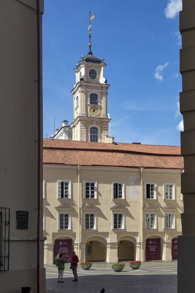Patio dentro del conjunto de la Universidad de Vilna, Vilna, Lituania — Foto de Stock