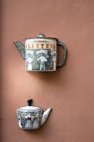 Half ceramic teapots glued on the wall of house in Vilnius — Stock Photo, Image