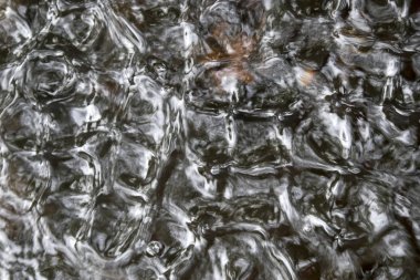 Süslü bir çizim gibi su üzerinde dalgalanmalar