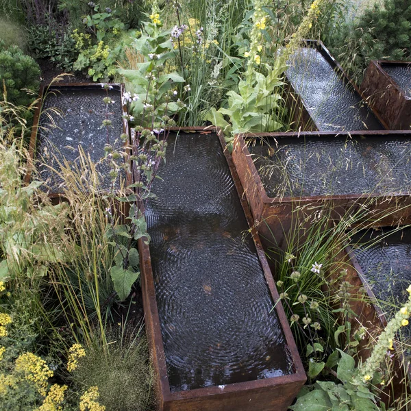 Vatten i tenn öppna kärl i trädgården som pryder trädgården — Stockfoto
