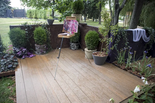 Chevalet avec travail sur passerelle en bois dans le jardin — Photo