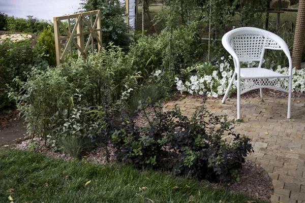 Sedia in plastica bianca in giardino per rilassarsi — Foto Stock