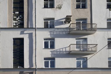balkonlu bir konstrüktivist ev bir gölge döküm
