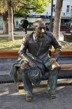 Yevgeniy Yevstigneyev Heykeli, Devlet Akademik Drama Tiyatrosu yakınında, Bolshaya Pokrovskaya Caddesi