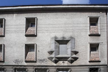 Vilnius pencereleri ile evin beton duvar