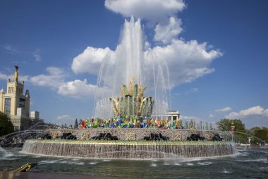 Taş Çiçek Çeşmesi. Vdnkh park mimarisi, popüler dönüm noktası. Renkli fotoğraf.
