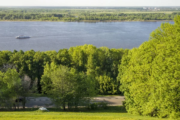 Vista superior durante el día en el terraplén, el río Volga y el horizonte — Foto de Stock