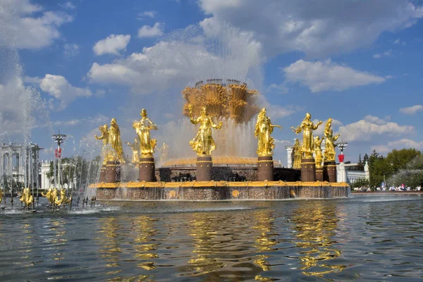 모스크바의 Vdnkh 공원에서 사람들 우정 분수. 소련 건축의 놀라운 화창한 전망, 모스크바의 랜드 마크. — 스톡 사진