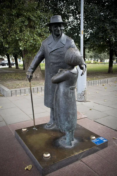 Monument voor Tsemakh Shabad (door Romualdas Kvintas)-Joodse Doctor en prototype van dokter Aybolit, — Stockfoto