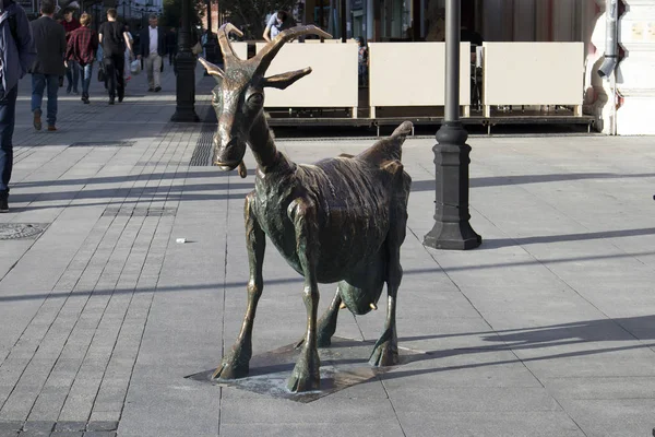 Escultura "La cabra divertida", calle Bolshaya Pokrovskaya —  Fotos de Stock