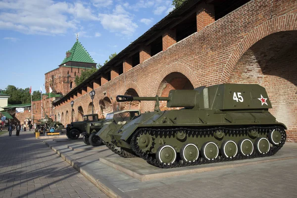 Militaire tanks weergegeven in het Kremlin in Nizjni Novgorod, Rusland. Populaire toeristische bezienswaardigheid. — Stockfoto