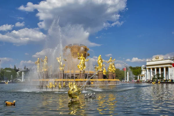 모스크바의 Vdnkh 공원에서 사람들 우정 분수. 소련 건축의 놀라운 화창한 전망, 모스크바의 랜드 마크. — 스톡 사진