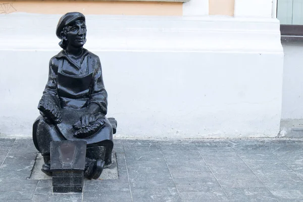 下诺夫哥罗德的雕塑名为"鞋子的清洁工" — 图库照片