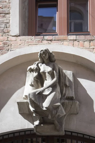 Bas-relief dziewczyny nad łukiem starego domu w Wilnie — Zdjęcie stockowe