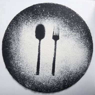 Koyu doku arka planda un ile yapılan kaşık ve çatal siluet,