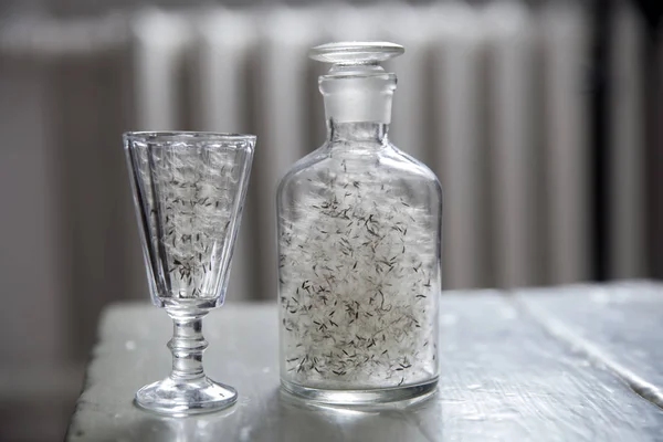 The dandelion fluffs in a glass damask and glass — Stock Photo, Image