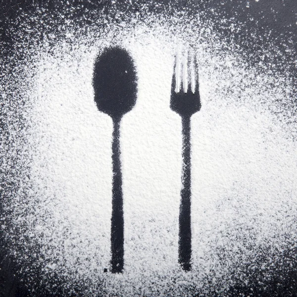 Cuchara y tenedor silueta hecha con harina sobre el fondo de textura oscura , — Foto de Stock