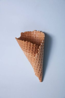 mavi arka planda boş waffle koni