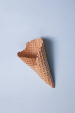 mavi arka planda boş waffle koni