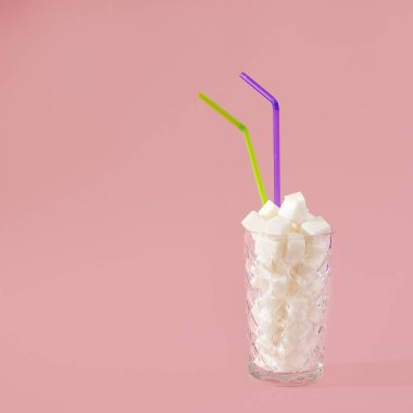 Pastel pembe arka planda şeker küpleri dolu saman ile şeffaf cam. Sağlıksız gıda konsepti.