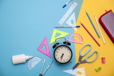 Okul başlangıç, okula geri, eğitim mavi ve sarı üzerinde okul malzemeleri ile düz sahne yatıyordu tarzı