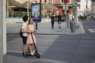 Moskova 'nın merkezinde bir scooter üzerinde genç çift