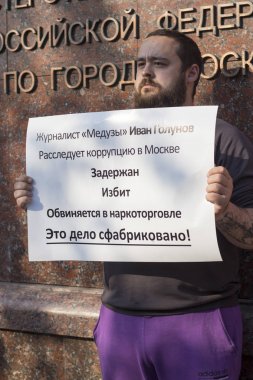 Protesto araştırmacı gazeteci Ivan Golunov gözaltına Moskova 'da düzenlenen