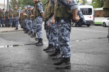 Metro yolu engelleme üst üste, Rus polis standı
