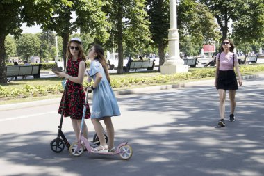 scooter iki kız kardeş konuşuyor