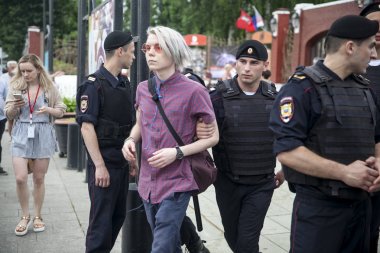 Kolluk kuvvetleri miting sırasında katılımcıgözaltına. Moskova'nın merkezinde izinsiz yürüyüş sırasında polis ve yüzlerce gösterici karşı karşıya geldi.