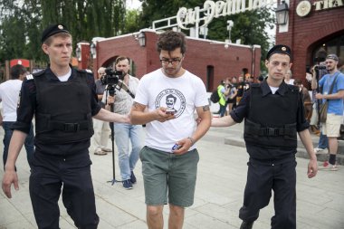 Kolluk kuvvetleri miting sırasında katılımcıgözaltına. Moskova'nın merkezinde izinsiz yürüyüş sırasında polis ve yüzlerce gösterici karşı karşıya geldi.