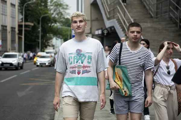 Zwei junge Freunde in schwarz-weißen T-Shirts auf dem Bürgersteig — Stockfoto