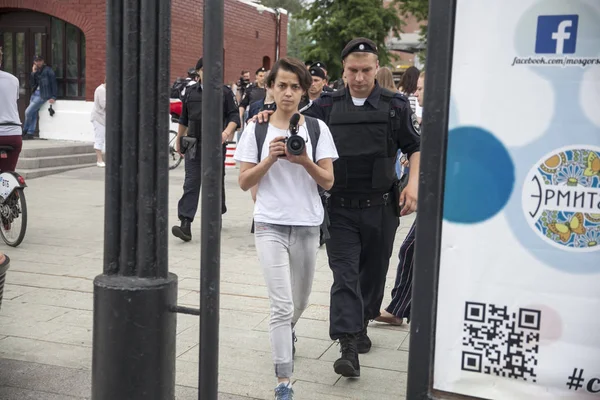 Vollzugsbeamte nehmen Teilnehmer während der Kundgebung fest. Polizei und hunderte Demonstranten standen sich bei nicht genehmigtem Marsch im Zentrum Moskaus gegenüber — Stockfoto