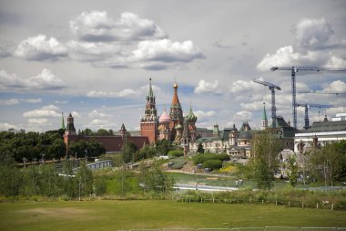 Kremlin'e ve Aziz Basil Katedrali görünümü