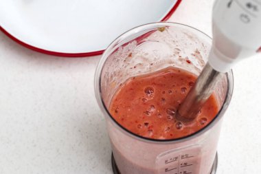 Kahvaltıda çilek, muz ve kayısı smoothies yapma.