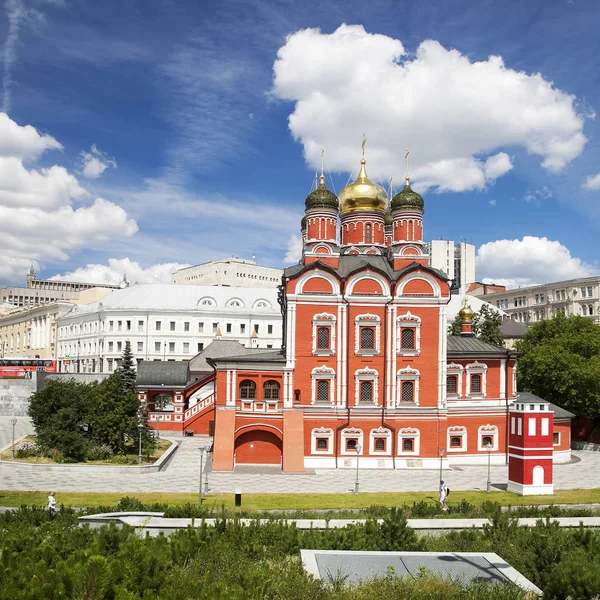 Η εκκλησία znamensky της πρώην μονής Ζνανάφσκι. Η αρχιτεκτονική του πάρκου Ζαργιάργιε στη Μόσχα. Έγχρωμη βραδινή φωτογραφία. — Φωτογραφία Αρχείου