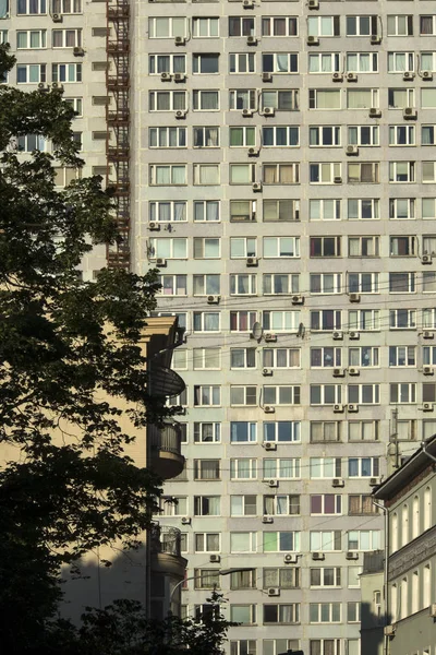 Osiedle mieszkaniowe i budynki ulicy New Arbat w centrum Moskwy, Rosja — Zdjęcie stockowe
