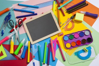 İlkokul çocuklarının hazırlanması. Genel konuların incelenmesi için kırtasiye aksesuarları ile parlak ve çok renkli okul arka plan. Düz Lay, Kopyalama alanı, metin için yer.