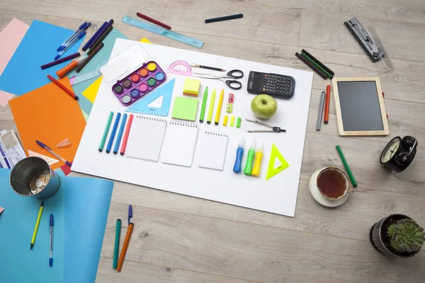 Förberedelse av lågstadiebarn. Ljus och mångfärgad skol bakgrund med tillbehör för studiet av allmänna ämnen. Flat Lay, kopiera utrymme, plats för text. — Stockfoto