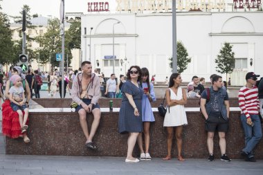 , Metrodaki insanlar arkadaşlarını bekliyor..