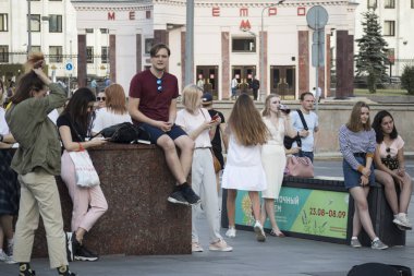 , Metrodaki insanlar arkadaşlarını bekliyor..