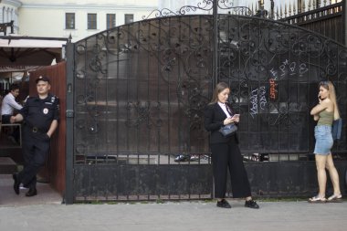 Metrodaki insanlar arkadaşlarını bekliyor..