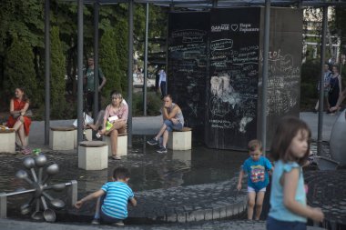 Gorky Parkı. Gorky Park'taki modern çocuk oyun alanında çocuklar ve ebeveynleri.