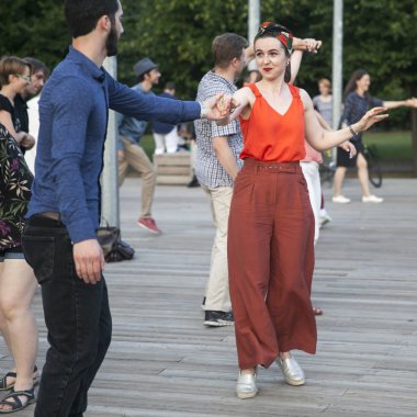 Pushkinskaya seti üzerinde Park açık havada Dans