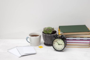 Aksesuarlı ve beyaz masalı işyeri ofis çalışanı.