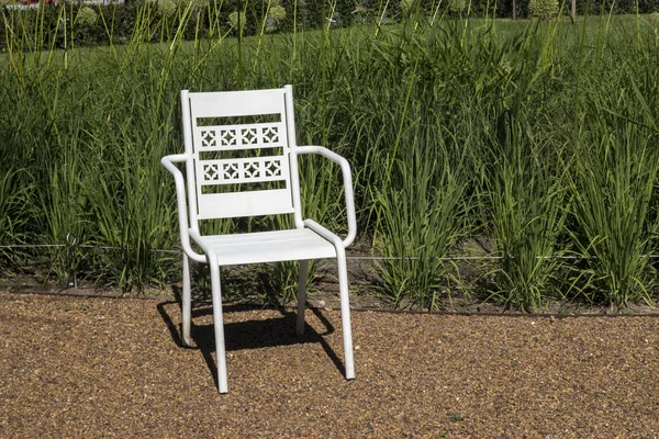 Muebles de jardín de hierro en Gorky Park — Foto de Stock