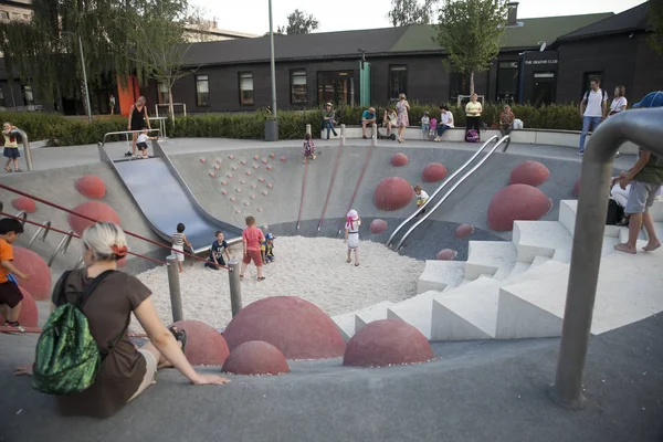 Gorky Park. Barn och deras föräldrar på den moderna barnens lekplats i Gorky Park. — Stockfoto